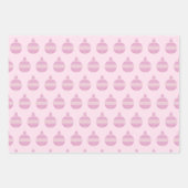 ピンククリスマスオーナメントパターントリオホリデー ラッピングペーパーシート (正面2)