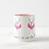 ピンククリスマスフラミンゴサンタ名前をカスタムするの群れ ツートーンマグカップ (中央)