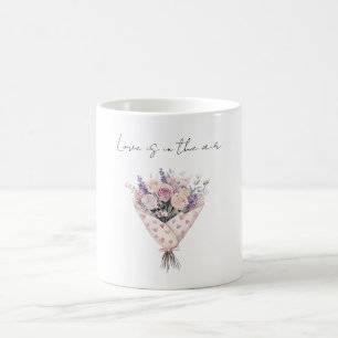 ピンククリームバラとラベンダーの花の愛 コーヒーマグカップ