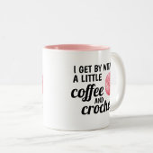 ピンククロシェ及びコーヒーヤーン ツートーンマグカップ (正面右)