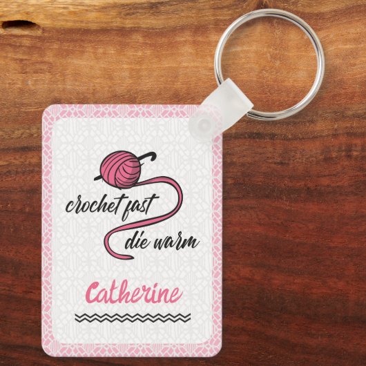 ピンククロシェ速く、暖かく死ぬ キーホルダー (裏面)
