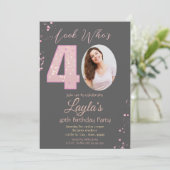 ピンクグリッターガールフォトフォト40th誕生日パーティー招待状 招待状 (スタンド正面)