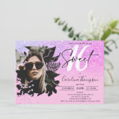ピンクグリッターグラデーションフローラパープル写真スイート16 招待状 (スタンド正面)