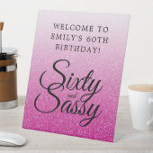 ピンクグリッターグラデーション60 Sassy 60th誕生日へようこそ 台座サイン (インサイチュ)
