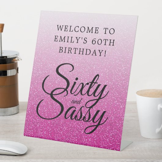 ピンクグリッターグラデーション60 Sassy 60th誕生日へようこそ 台座サイン (インサイチュ)