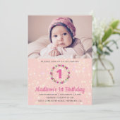 ピンクグリッターフローラリース第1の誕生日招待状 招待状 (スタンド正面)