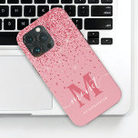 ピンクグリッターモノグラムのススタイリッシュクリプト名 iPhone 13 PROケース<br><div class="desc">ピンクモノグラムのグリッターススタイリッシュクリプト名iPhone 13 Proケース。必要に応じてデザインサイズを調整するフォントツールをもし使用して編集</div>