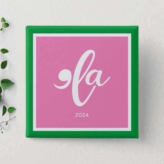 ピンクグリーンカマラ2024彼女の名前を言う 缶バッジ