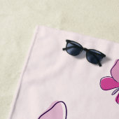 ピンクグリーンパープルドードル開花蝶の名前 ビーチタオル (インサイチュ)