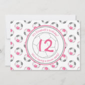 ピンクグレーのサッカーボールのパターン誕生日パーティー 招待状 (裏面)