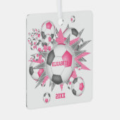 ピンクグレーのサッカーボールのパンク女の子スポーツ メタルオーナメント (正面右)