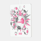 ピンクグレーのサッカーボールのパンク女の子スポーツ メタルオーナメント (正面左)