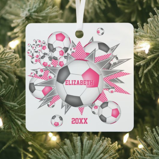 ピンクグレーのサッカーボールのパンク女の子スポーツ メタルオーナメント (インサイチュ)