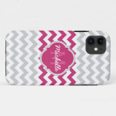 ピンクグレーシェブロンパターンクローバーモノグラム Case-Mate iPhoneケース (裏面(横))