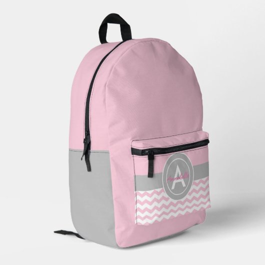 ピンクグレーシェブロン プリントバックパック (裏面左端)
