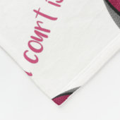 ピンクグレーバスケットボールのコートは私の幸せな場所である フリースブランケット (角)