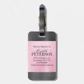 ピンクグレーブラシ仕上げメタルスクリプトモノグラム ラゲッジタグ (裏面縦)