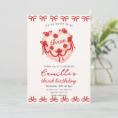 ピンクケーキ&レッドボウ誕生日招待状 招待状 (スタンド正面)