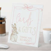 ピンクコクエットピーターザラビットギフト誕生日カード 台座サイン (インサイチュ)