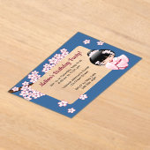 ピンクコケシガールトランスペアレントウィンドウ誕生日ブルー アクリル招待状 (レイダウン)