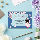 ピンクコケシガールトランスペアレントウィンドウ誕生日ブルー アクリル招待状 (インサイチュ (ウェディング))