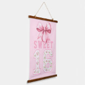 ピンクコケットスウィート16大学 吊り下げ型タペストリー (傾斜あり)