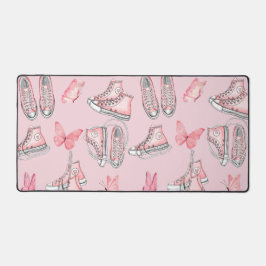 ピンクコケットスタイルハイトップジムシューズと花 デスクマット