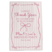 ピンクコケットボーパステルストライプの誕生日の恩恵 ミディアムペーパーバッグ (裏面)