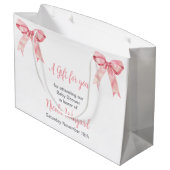 ピンクコケット弓ベビーシャワー ラージペーパーバッグ (裏面アングル)
