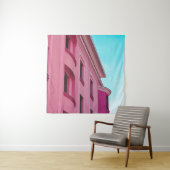 ピンクコンクリート建物 タペストリー (インサイチュ)