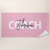 ピンクコーパーソナライズされたチタイポグラフィ ビーチタオル (正面)