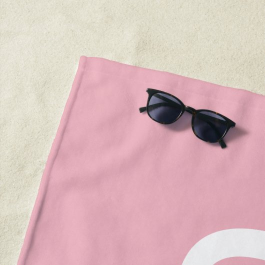 ピンクコーパーソナライズされたチタイポグラフィ ビーチタオル (インサイチュ)