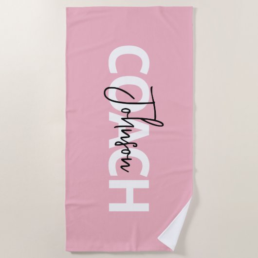 ピンクコーパーソナライズされたチタイポグラフィ ビーチタオル (正面)