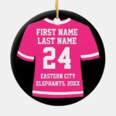 ピンクサッカーホッケースポーツジャージー セラミックオーナメント (裏面)