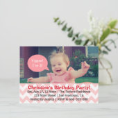 ピンクシェブロンガール誕生日、スピーチバブル、3ターン 招待状 (スタンド正面)