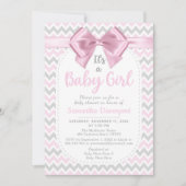 ピンクシェブロンベビーシャワーガールボウ招待状 招待状 (正面)