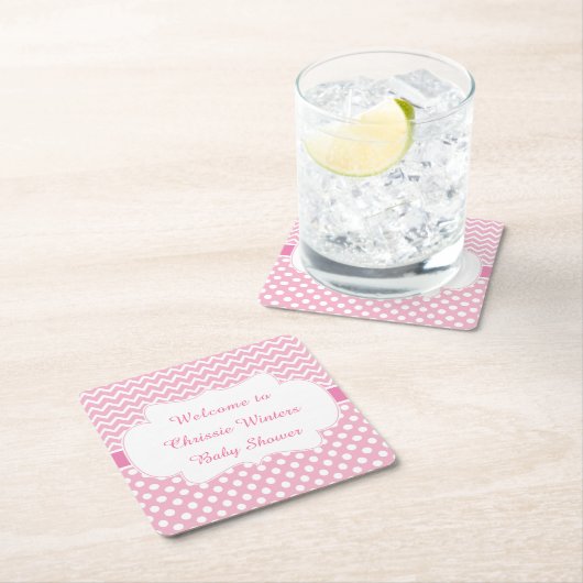ピンクシェブロン&ホワイト水玉模様ベビーシャワーパーティー スクエアペーパーコースター (インサイチュ)