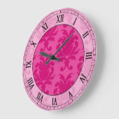 ピンクシックなダマスクローマ数字のホットピンク ラージ壁時計 (傾斜)