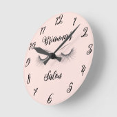 ピンクシックウィスピーまつげサロン パーソナライズされた ラウンド壁時計 (傾斜)
