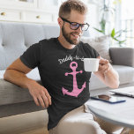 ピンクシップいかりとカスタム文字グラフィック Tシャツ<br><div class="desc">このグラフィックティーは航海の、船のいかりイラストレーションをピンク色で特徴とし、上の文字は白いスクリプカスタムトレタリングで表す。それは祝、祖父、叔父、ママなどのティーを作るために独自のスローガンと一緒にのパパかカスタマイズら、これへのティーを作るのに最適である。</div>