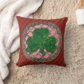 ピンクシャムロックケルト結び目模様オンレッドプレイド クッション (ブランケット)