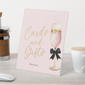 ピンクシャンパンブライダルシャワーカードとギフト 台座サイン (インサイチュ)