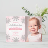 ピンクシルバーウィンターワンダーランドの最初のバースデーフォト 招待状 (スタンド正面)