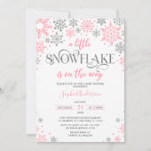 ピンクシルバー 少しの雪の結晶 冬のベイビーシャワー 招待状 (正面)