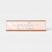 ピンクシンプルピーエレガントチ大理石の署名スクリプト デスクネームプレート (正面)