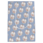 ピンクシースターオーナメントほこりっぽい青いパターン ミディアムペーパーバッグ (裏面)