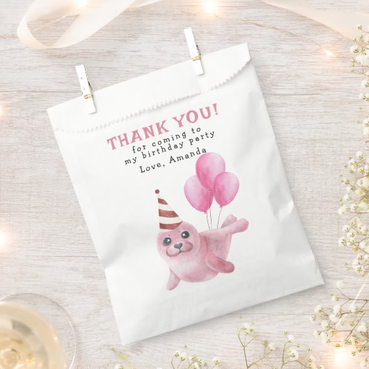 ピンクシール海の下の最初の誕生日ありがとう フェイバーバッグ (クリップ留めされた状態)