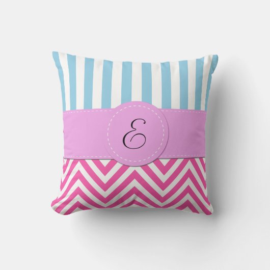 ピンクジグザグザグザグザグザグザグザグザストライプグザ青い文字モノグラム クッション (正面)