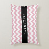 ピンクジグザグ、ピンクシェブロン、波パターン、お名前 アクセントクッション (正面(垂直))