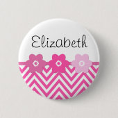 ピンクジグザグ、ピンクシェブロン、波パターン、お名前 缶バッジ (正面)